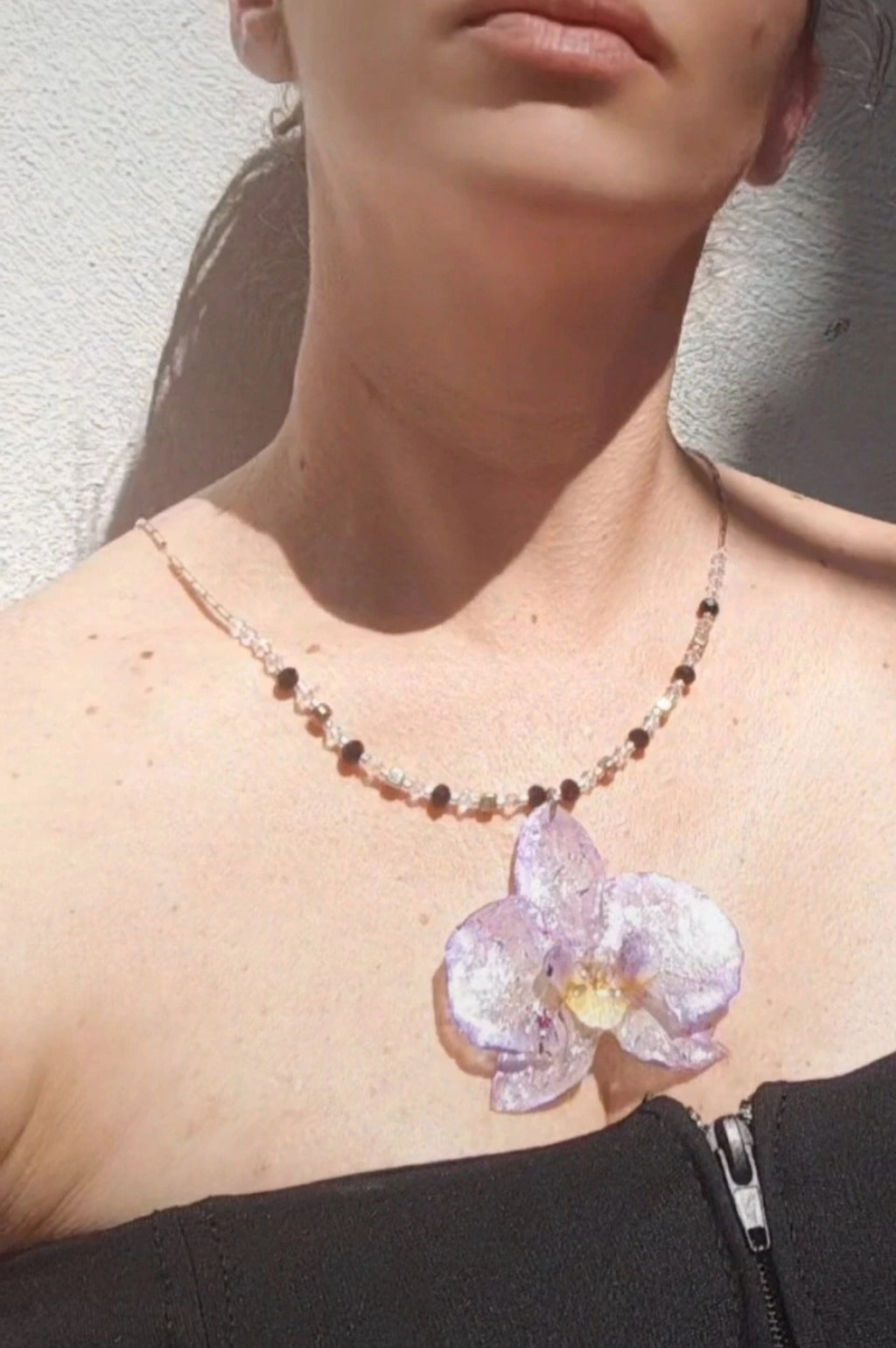 Collar de orquídea real resinada