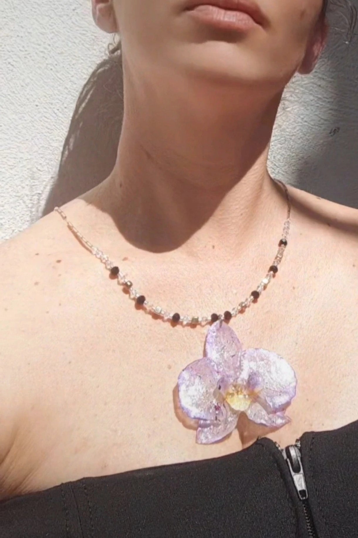 Collar de orquídea real resinada
