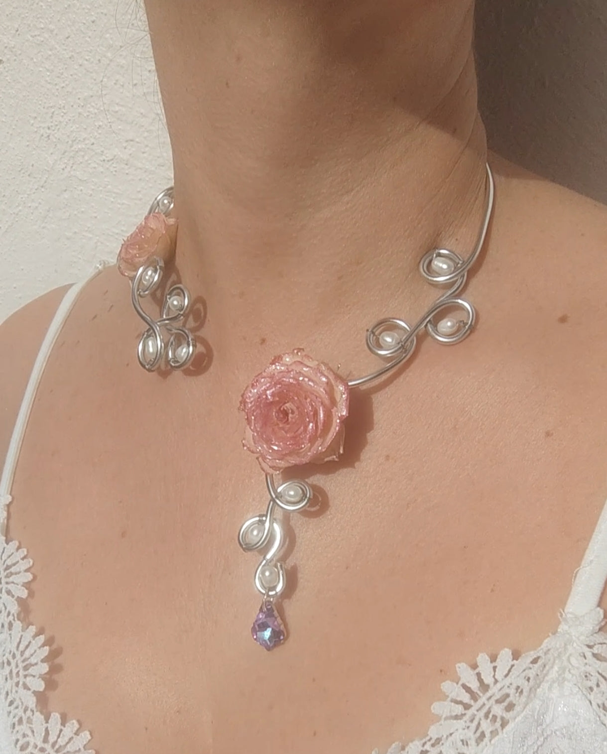 Collar de Alambrismo Hecho a Mano con Perlas Naturales de Río y Rosa Real Resinada – Joyería Artesanal Única
