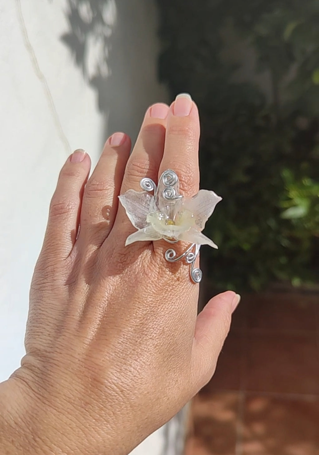 Anillo hecho a mano con alambre y orquídea blanca dendrobium