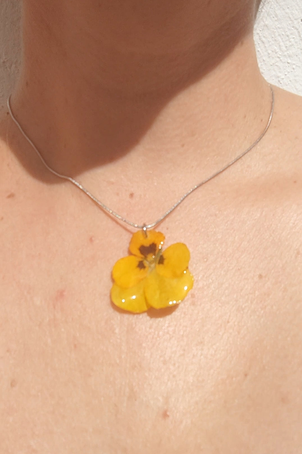 Conjunto pendientes y collar de pensamientos en resina