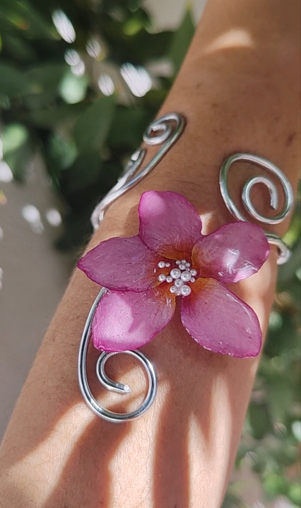 Pulsera Artesanal de Alambre con Flor Real de Plumeria en Resina y Perlitas · Joyería Hecha a Mano · Regalo Boho Único