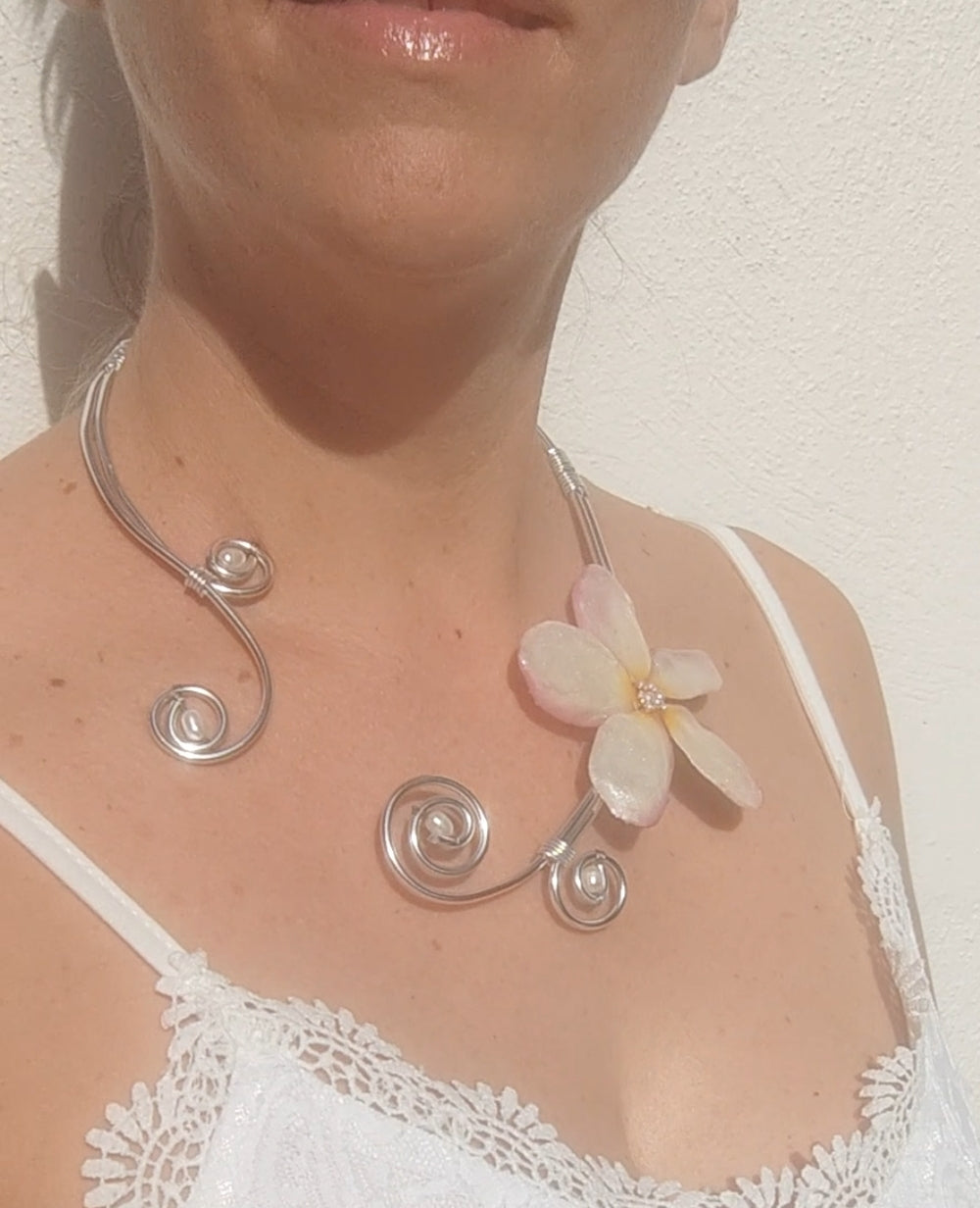 Collar Artesanal de Alambrismo con Perlas Naturales de Río y Flor de Plumeria Real Resinada
