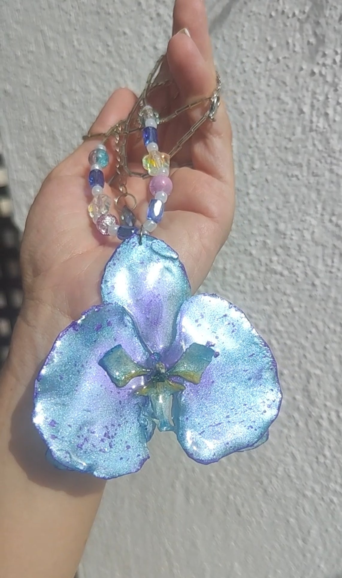 Collar de orquídea real resinada