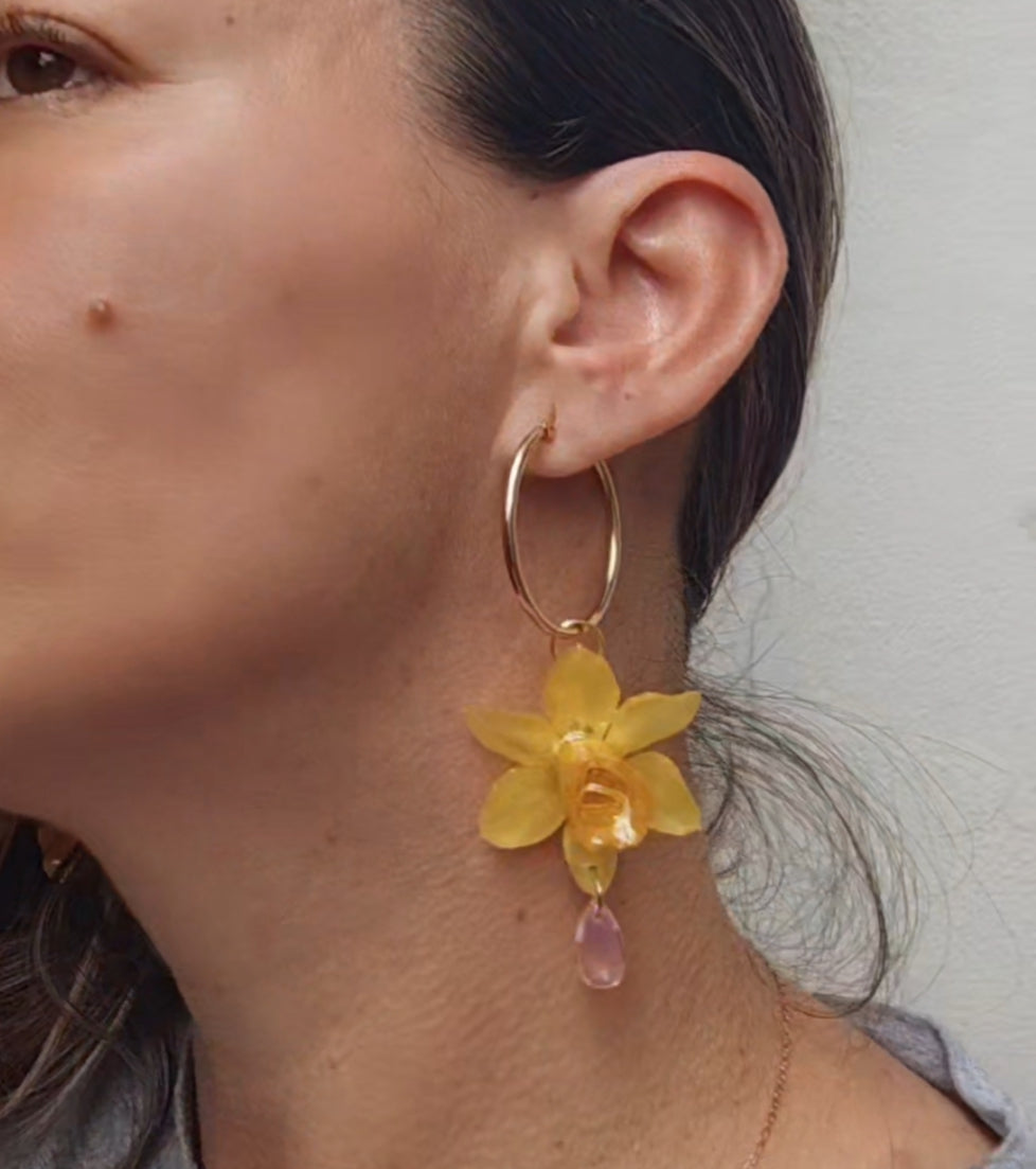 Pendientes de Narciso Real en Resina. Flores Naturales Pintadas con Nácar Dorado. Aros de Acero Inoxidable. Joyería Floral Hecha a Mano