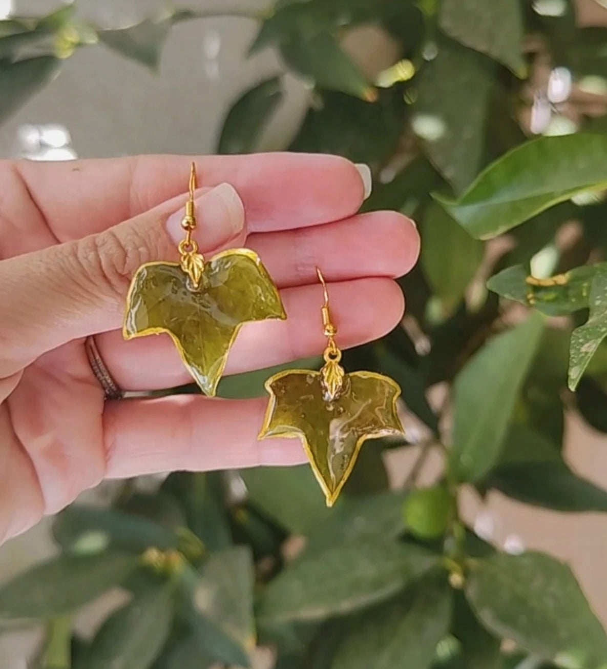 Pendientes hechos a mano con hojas de hiedra natural,   joyería artesanal botanica